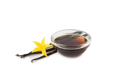 Cam kaplamalı vanilya özü beyaz arka planda izole edilmiş. Kek ve tatlı için vanilya özü. Aromatik ev yapımı vanilya özü. Kapatın. Mesajı yerleştir. Boşluğu kopyala.