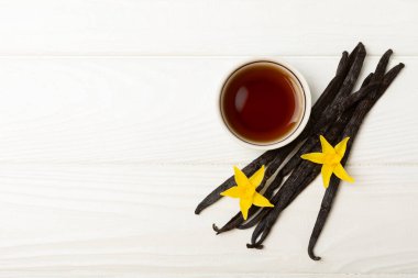 Tahta bir masanın üzerinde cam kaplama vanilya özü. Kek ve tatlı için vanilya özü. Aromatik ev yapımı vanilya özü. Kapatın. Mesajı yerleştir. Boşluğu kopyala.