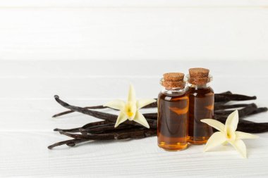 Tahta bir masanın üzerinde cam kaplama vanilya özü. Kek ve tatlı için vanilya özü. Aromatik ev yapımı vanilya özü. Kapatın. Mesajı yerleştir. Boşluğu kopyala.