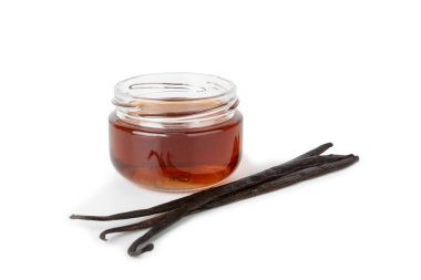 Cam kaplamalı vanilya özü beyaz arka planda izole edilmiş. Kek ve tatlı için vanilya özü. Aromatik ev yapımı vanilya özü. Kapatın. Mesajı yerleştir. Boşluğu kopyala.