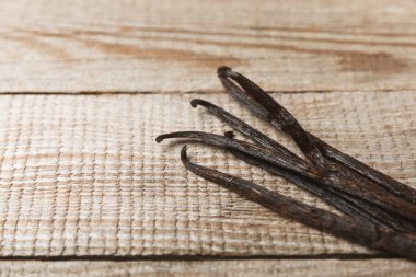 Dokulu bir arka planda vanilya kabukları. Vanilya çiçekleri ve tohumlar. Vanilyalı fasulye. Hamur işleri ve tatlılar için baharatlı baharat. Baharat. Mesaj için yer var. Boşluğu Kopyala