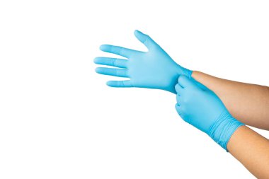 Beyaz arka planda izole edilmiş tıbbi nitril eldivenler. Cerrahi lateks eldivenler. Lastik eldiven üretimi. Doktor ya da hemşire koruyucu eldiven takıyor. Tıp konsepti. Kısırlık, koruma.