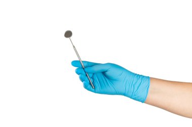 Diş hekimi aletleri ve arka planda sağlıklı beyaz diş modeli olan bir dişçi. Diş bakımı, diş tedavisi, diş çektirme, implantasyon konsepti. Diş hijyeni. Boşluğu kopyala