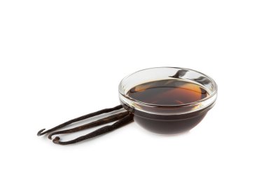 Cam kaplamalı vanilya özü beyaz arka planda izole edilmiş. Kek ve tatlı için vanilya özü. Aromatik ev yapımı vanilya özü. Kapatın. Mesajı yerleştir. Boşluğu kopyala.