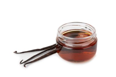 Cam kaplamalı vanilya özü beyaz arka planda izole edilmiş. Kek ve tatlı için vanilya özü. Aromatik ev yapımı vanilya özü. Kapatın. Mesajı yerleştir. Boşluğu kopyala.