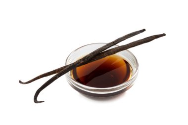 Cam kaplamalı vanilya özü beyaz arka planda izole edilmiş. Kek ve tatlı için vanilya özü. Aromatik ev yapımı vanilya özü. Kapatın. Mesajı yerleştir. Boşluğu kopyala.