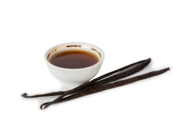 Cam kaplamalı vanilya özü beyaz arka planda izole edilmiş. Kek ve tatlı için vanilya özü. Aromatik ev yapımı vanilya özü. Kapatın. Mesajı yerleştir. Boşluğu kopyala.