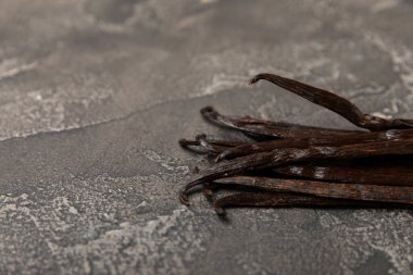 Dokulu bir arka planda vanilya kabukları. Vanilya çiçekleri ve tohumlar. Vanilyalı fasulye. Hamur işleri ve tatlılar için baharatlı baharat. Baharat. Mesaj için yer var. Boşluğu Kopyala