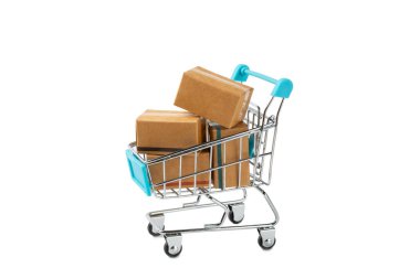 Çevrimiçi alışveriş kavramı. Karton kutu ve alışveriş poşetleri beyaz arka planda izole edilmiş bir tramvayda. Alışveriş sepeti. İnternetten bilgisayar, tablet, telefon ve kredi kartı kullanarak alışveriş. Eve teslim.