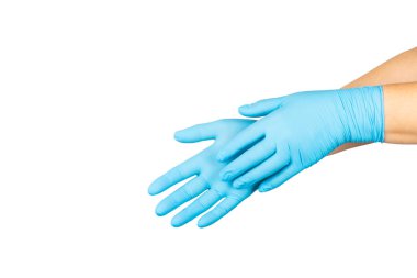 Beyaz arka planda izole edilmiş tıbbi nitril eldivenler. Cerrahi lateks eldivenler. Lastik eldiven üretimi. Doktor ya da hemşire koruyucu eldiven takıyor. Tıp konsepti. Kısırlık, koruma.