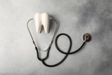 Mavi arkaplandaki dişçi aletleri. Diş hekimi konsepti. Diş bakımı, diş sağlığı konsepti. Ağız boşluğuna dikkat etmek anlamına geliyor. Diş modeli ve dişçi aletleri. Diş hijyeni. Mesaj için yer var. Boşluğu kopyala.