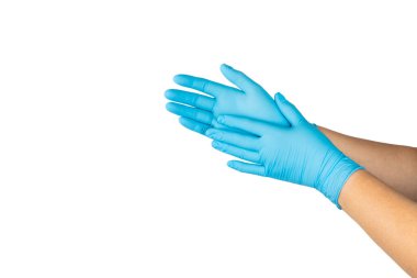 Beyaz arka planda izole edilmiş tıbbi nitril eldivenler. Cerrahi lateks eldivenler. Lastik eldiven üretimi. Doktor ya da hemşire koruyucu eldiven takıyor. Tıp konsepti. Kısırlık, koruma.