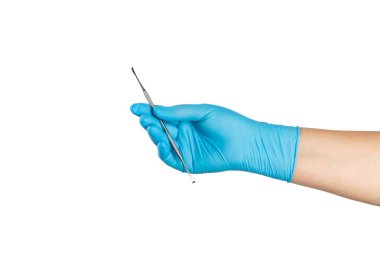 Diş hekimi aletleri ve arka planda sağlıklı beyaz diş modeli olan bir dişçi. Diş bakımı, diş tedavisi, diş çektirme, implantasyon konsepti. Diş hijyeni. Boşluğu kopyala