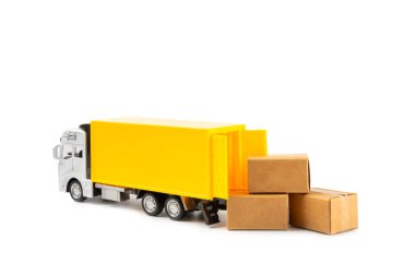 Sarı kamyonlar ve karton kutular beyaz arka planda izole edilmiş. Lojistik, teslimat ve ulaşım konuları. Dünyanın dört bir yanındaki mağazaya mal ya da ürün teslimatı. Karton kutu..