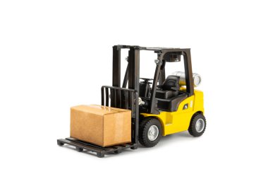 Sarı forklift beyaz arkaplanda izole edildi. Lojistik konsept. Online alışveriş konsepti için lojistik ve tedarik zinciri yönetimi. Mağazaya mal ya da ürün teslimatı. Karton kutu..