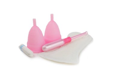 Adet bardağı beyaz arka planda izole edilmiş. Hijyenik peçeteler, tamponlar ve regl kupası. Kritik günler, regl dönemi. Kadın hijyen ürünleri. Kadın sağlığı kavramı. Adet öncesi sendromu..