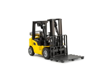Sarı forklift beyaz arkaplanda izole edildi. Lojistik konsept. Online alışveriş konsepti için lojistik ve tedarik zinciri yönetimi. Mağazaya mal ya da ürün teslimatı. Karton kutu..