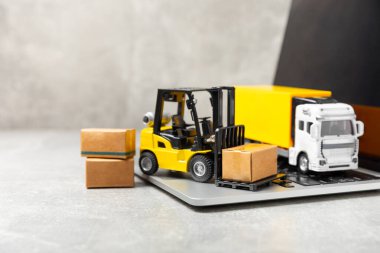Parlak desenli arka planda sarı forklift. Lojistik konsept. Online alışveriş konsepti için lojistik ve tedarik zinciri yönetimi. Mağazaya mal ya da ürün teslimatı. Karton kutu.