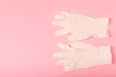 Tıbbi nitril eldivenler, mavi başlık, desenli arka planda tek kullanımlık tıbbi maske. Tıbbi koruyucu giysi. Cerrahi lateks eldivenler. Lastik eldiven üretimi. Tıp konsepti. Üst Manzara. Metni kopyala