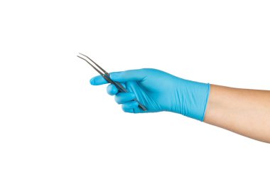 Diş hekimi aletleri ve arka planda sağlıklı beyaz diş modeli olan bir dişçi. Diş bakımı, diş tedavisi, diş çektirme, implantasyon konsepti. Diş hijyeni. Boşluğu kopyala