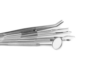 Dişçi araçları beyaz arkaplanda izole edildi. Diş hekimi konsepti. Diş bakımı, diş sağlığı konsepti. Ağız boşluğuna dikkat etmek anlamına geliyor. Diş modeli ve dişçi aletleri. Diş hijyeni.. 