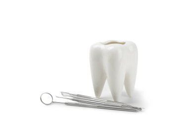 Dişçi araçları beyaz arkaplanda izole edildi. Diş hekimi konsepti. Diş bakımı, diş sağlığı konsepti. Ağız boşluğuna dikkat etmek anlamına geliyor. Diş modeli ve dişçi aletleri. Diş hijyeni.. 