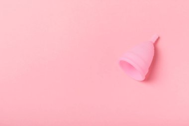 Aybaşı bardağı parlak bir arka planda. Hijyenik peçeteler, tamponlar ve regl kupası. Kritik günler, regl dönemi kavramı. Kadın hijyen ürünü. Kadın sağlığı kavramı. Adet öncesi sendromu. Boşluğu kopyala