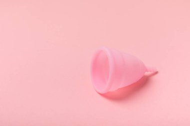 Aybaşı bardağı parlak bir arka planda. Hijyenik peçeteler, tamponlar ve regl kupası. Kritik günler, regl dönemi kavramı. Kadın hijyen ürünü. Kadın sağlığı kavramı. Adet öncesi sendromu. Boşluğu kopyala