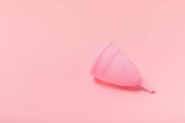 Aybaşı bardağı parlak bir arka planda. Hijyenik peçeteler, tamponlar ve regl kupası. Kritik günler, regl dönemi kavramı. Kadın hijyen ürünü. Kadın sağlığı kavramı. Adet öncesi sendromu. Boşluğu kopyala