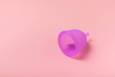 Aybaşı bardağı parlak bir arka planda. Hijyenik peçeteler, tamponlar ve regl kupası. Kritik günler, regl dönemi kavramı. Kadın hijyen ürünü. Kadın sağlığı kavramı. Adet öncesi sendromu. Boşluğu kopyala