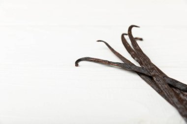 Dokulu bir arka planda vanilya kabukları. Vanilya çiçekleri ve tohumlar. Vanilyalı fasulye. Hamur işleri ve tatlılar için baharatlı baharat. Baharat. Mesaj için yer var. Boşluğu Kopyala