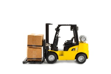 Sarı forklift beyaz arkaplanda izole edildi. Lojistik konsept. Online alışveriş konsepti için lojistik ve tedarik zinciri yönetimi. Mağazaya mal ya da ürün teslimatı. Karton kutu..