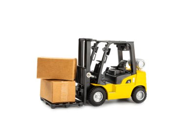 Sarı forklift beyaz arkaplanda izole edildi. Lojistik konsept. Online alışveriş konsepti için lojistik ve tedarik zinciri yönetimi. Mağazaya mal ya da ürün teslimatı. Karton kutu..