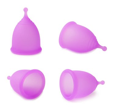 Adet bardağı beyaz arka planda izole edilmiş. Hijyenik peçeteler, tamponlar ve regl kupası. Kritik günler, regl dönemi. Kadın hijyen ürünleri. Kadın sağlığı kavramı. Adet öncesi sendromu..