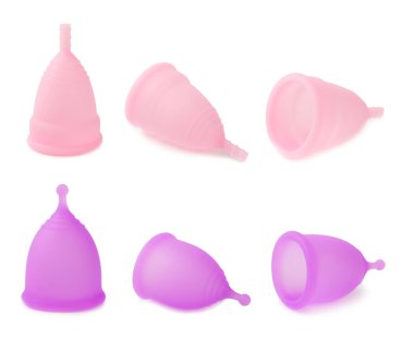 Adet bardağı beyaz arka planda izole edilmiş. Hijyenik peçeteler, tamponlar ve regl kupası. Kritik günler, regl dönemi. Kadın hijyen ürünleri. Kadın sağlığı kavramı. Adet öncesi sendromu..