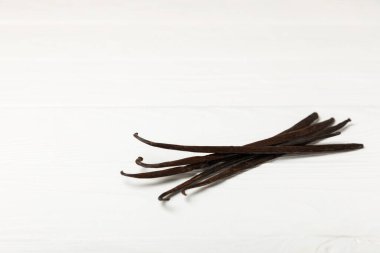 Dokulu bir arka planda vanilya kabukları. Vanilya çiçekleri ve tohumlar. Vanilyalı fasulye. Hamur işleri ve tatlılar için baharatlı baharat. Baharat. Mesaj için yer var. Boşluğu Kopyala