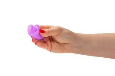 Adet bardağı beyaz arka planda izole edilmiş ellerde. Kritik günler, regl dönemi. Kadın hijyen ürünleri. Kadın sağlığı kavramı. Adet öncesi sendromu..