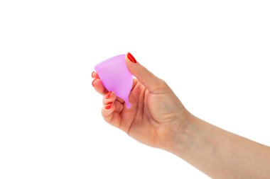 Adet bardağı beyaz arka planda izole edilmiş ellerde. Kritik günler, regl dönemi. Kadın hijyen ürünleri. Kadın sağlığı kavramı. Adet öncesi sendromu..