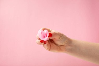 Aybaşı bardağı parlak bir arka planda. Hijyenik peçeteler, tamponlar ve regl kupası. Kritik günler, regl dönemi kavramı. Kadın hijyen ürünü. Kadın sağlığı kavramı. Adet öncesi sendromu. Boşluğu kopyala