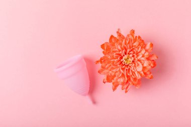 Aybaşı bardağı parlak bir arka planda. Hijyenik peçeteler, tamponlar ve regl kupası. Kritik günler, regl dönemi kavramı. Kadın hijyen ürünü. Kadın sağlığı kavramı. Adet öncesi sendromu. Boşluğu kopyala