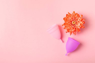 Aybaşı bardağı parlak bir arka planda. Hijyenik peçeteler, tamponlar ve regl kupası. Kritik günler, regl dönemi kavramı. Kadın hijyen ürünü. Kadın sağlığı kavramı. Adet öncesi sendromu. Boşluğu kopyala