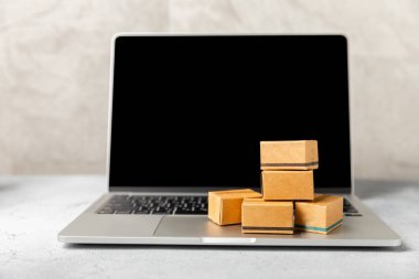 Çevrimiçi alışveriş kavramı. Karton kutu ve parlak renkli bir arka planda tramvayda alışveriş poşetleri. Alışveriş sepeti. İnternetten bilgisayar, tablet, telefon ve kredi kartı kullanarak alışveriş. Eve teslim.