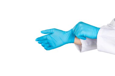 Beyaz arka planda izole edilmiş tıbbi nitril eldivenler. Cerrahi lateks eldivenler. Lastik eldiven üretimi. Doktor ya da hemşire koruyucu eldiven takıyor. Tıp konsepti. Kısırlık, koruma.