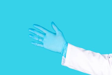 Tıbbi nitril eldivenler, mavi başlık, desenli arka planda tek kullanımlık tıbbi maske. Tıbbi koruyucu giysi. Cerrahi lateks eldivenler. Lastik eldiven üretimi. Tıp konsepti. Üst Manzara. Metni kopyala