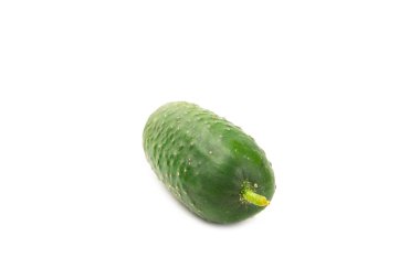 Salatalık beyaz arka planda izole edilmiş. Beyaz arka planda salatalık dilimi. Taze organik yeşil salatalıklar. Vejetaryen. Salata malzemesi. Çiftlik sebzeleri.