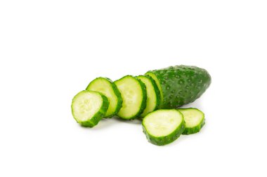 Salatalık beyaz arka planda izole edilmiş. Beyaz arka planda salatalık dilimi. Taze organik yeşil salatalıklar. Vejetaryen. Salata malzemesi. Çiftlik sebzeleri.