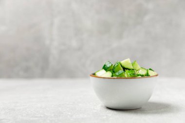 Ahşap arka planda salatalık. Arka planda bir parça salatalık. Taze organik yeşil salatalık turşusu. Vejetaryen. Salata malzemesi. Çiftlik sebzeleri. Sebzeleri bıçakla kes. Mesaj için yer var. Boşluğu kopyala