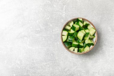 Ahşap arka planda salatalık. Arka planda bir parça salatalık. Taze organik yeşil salatalık turşusu. Vejetaryen. Salata malzemesi. Çiftlik sebzeleri. Sebzeleri bıçakla kes. Mesaj için yer var. Boşluğu kopyala