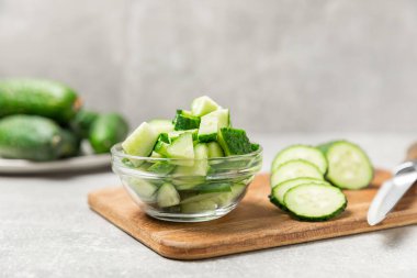 Ahşap arka planda salatalık. Arka planda bir parça salatalık. Taze organik yeşil salatalık turşusu. Vejetaryen. Salata malzemesi. Çiftlik sebzeleri. Sebzeleri bıçakla kes. Mesaj için yer var. Boşluğu kopyala