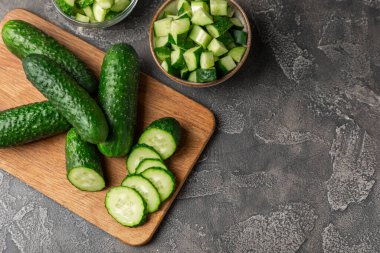 Ahşap arka planda salatalık. Arka planda bir parça salatalık. Taze organik yeşil salatalık turşusu. Vejetaryen. Salata malzemesi. Çiftlik sebzeleri. Sebzeleri bıçakla kes. Mesaj için yer var. Boşluğu kopyala